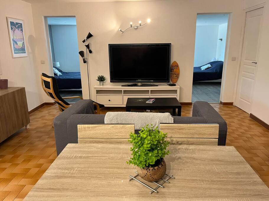Bas De Villa 70M2 Independant Avec Espace Jacuzzi Prive Le Lavandou Bagian luar foto